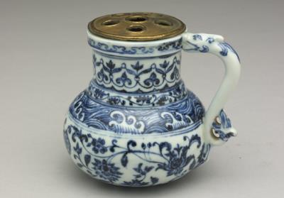 图片[2]-Tankard with dragon-shaped handle and flowers design in underglaze blue, Ming dynasty, Yongle reign (1403-1424)-China Archive